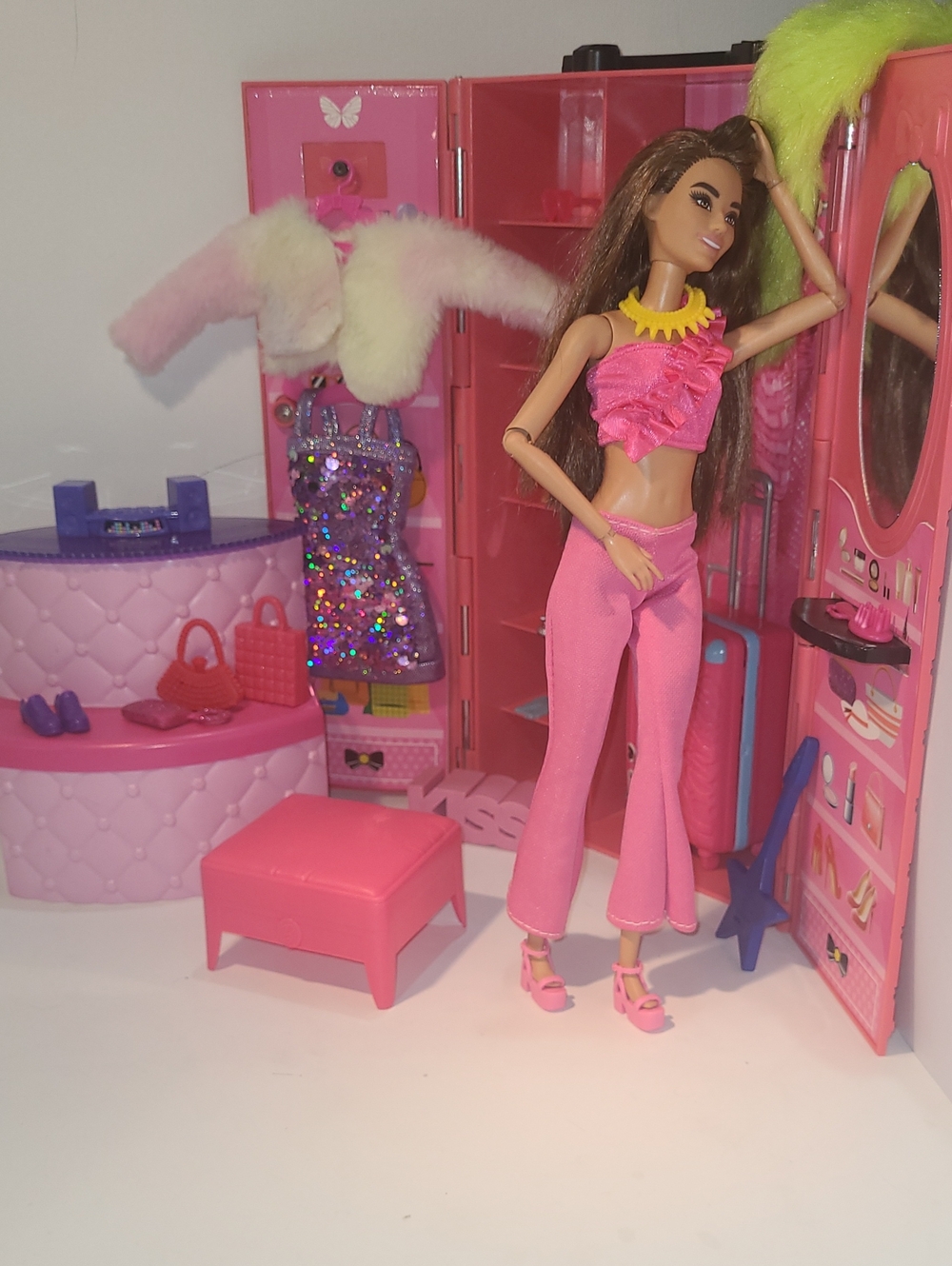 Barbie In Her Beautiful Pink WALK-IN Closet Set